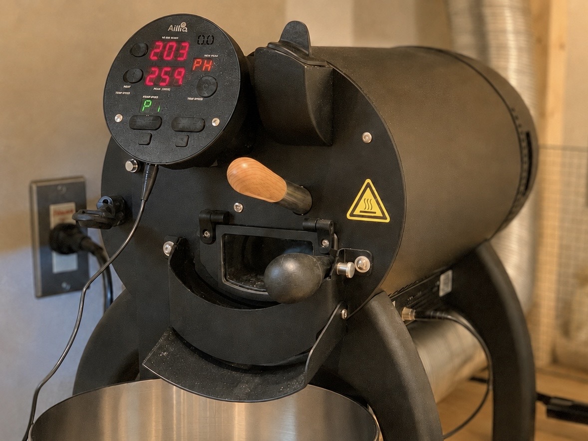 かおゆた珈琲焙煎所でコーヒー豆を焙煎する黒い焙煎機