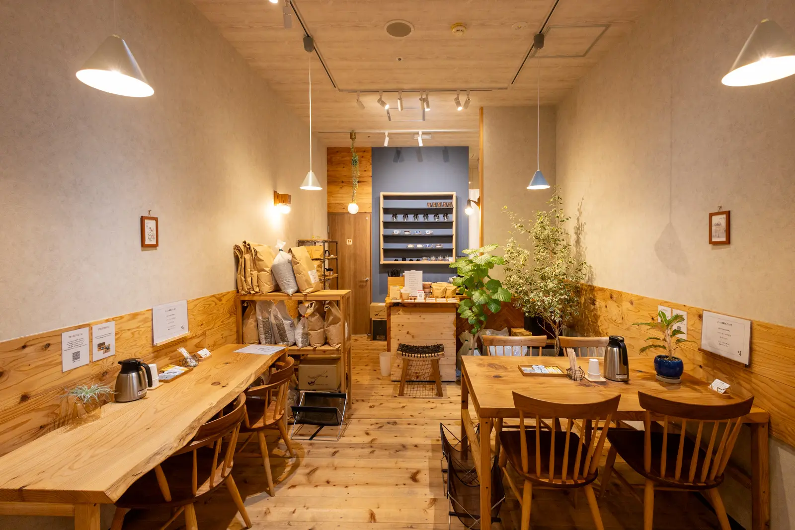 木の温もりを感じる、かおゆた珈琲焙煎所の店内