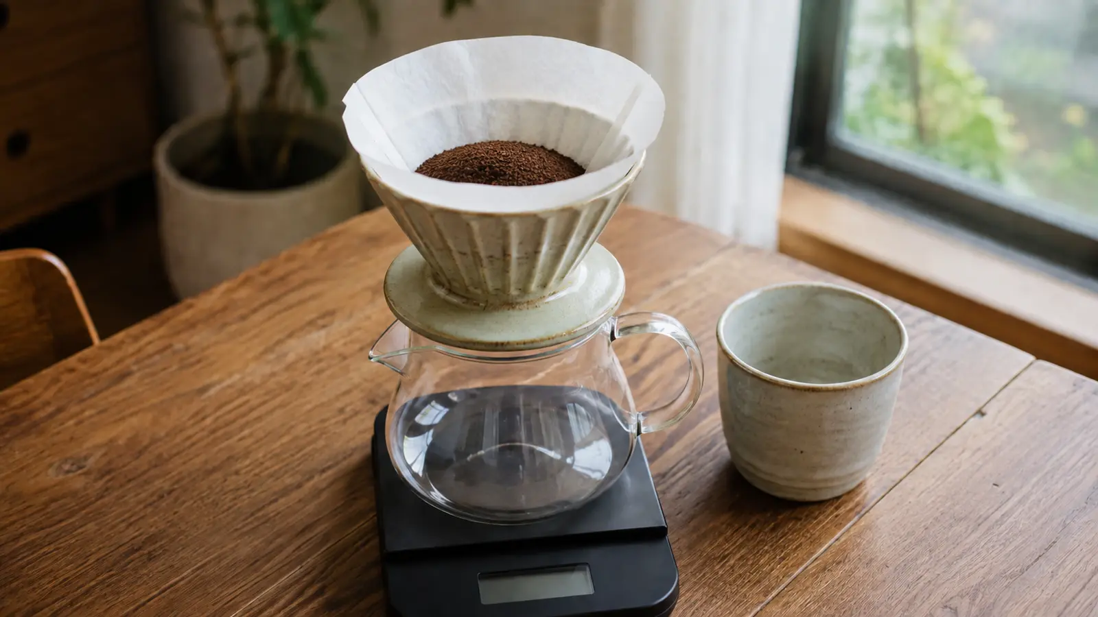 スケール、コーヒー豆、お湯を用意して味の変化を確かめる準備