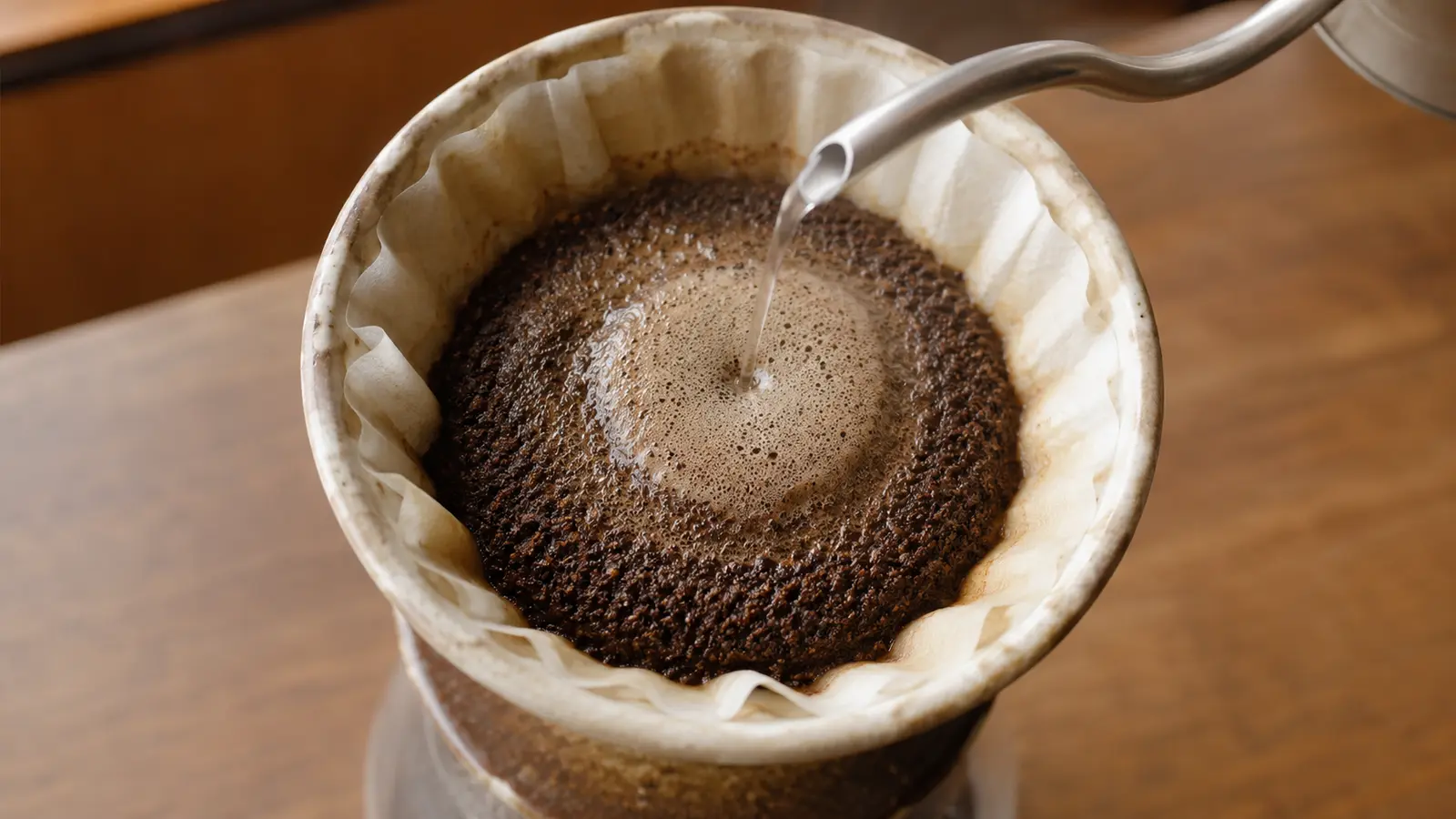 コーヒー粉の中心から外側へお湯を広げて注ぐ様子