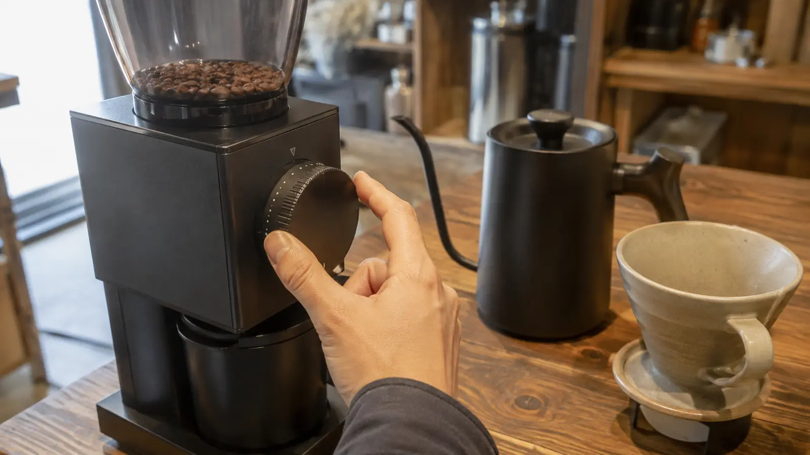 一定の湯温を用意し、コーヒーミルの挽き目を調整する手元