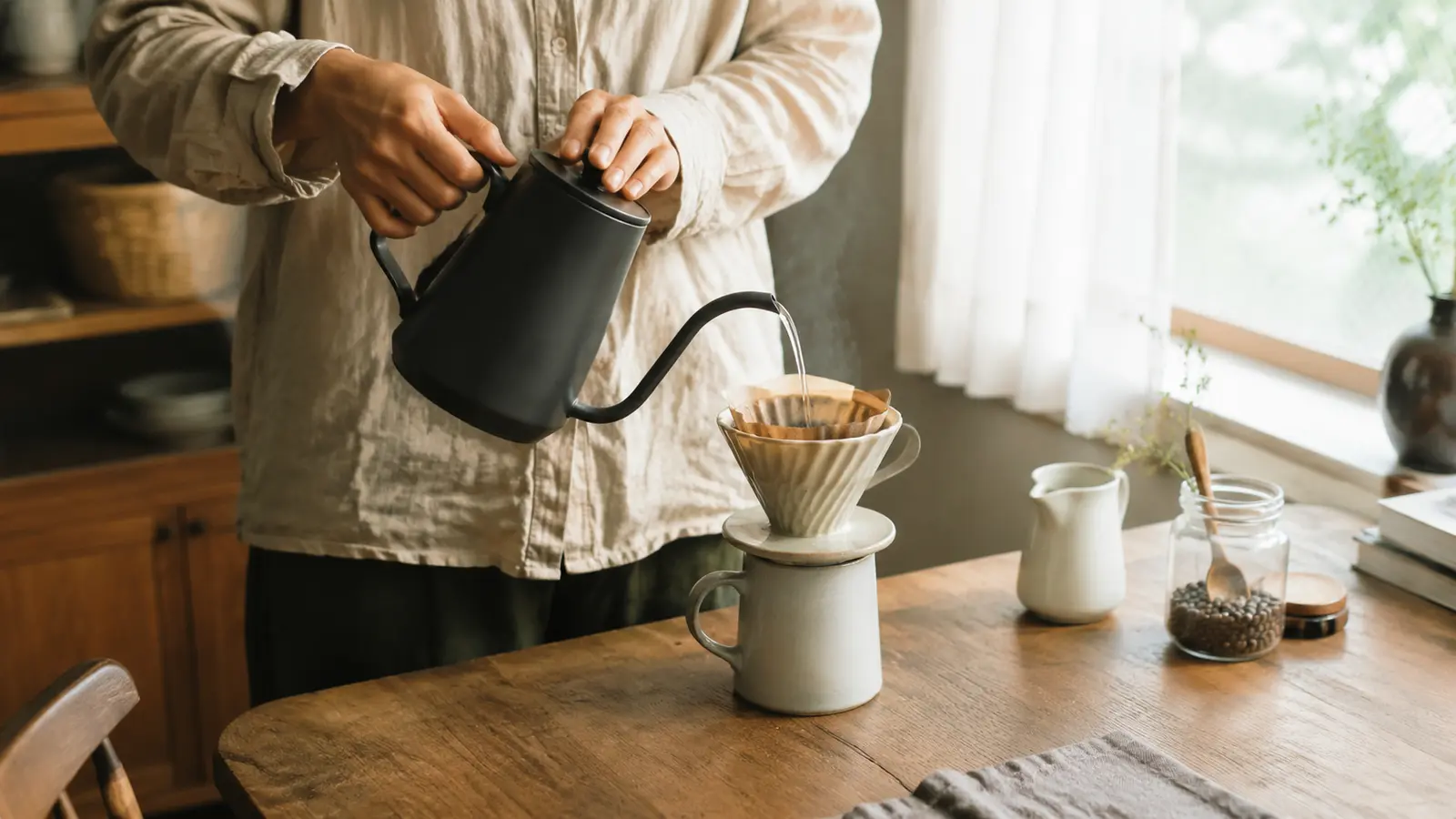 自宅で気負わずに自分のコーヒーを淹れる様子