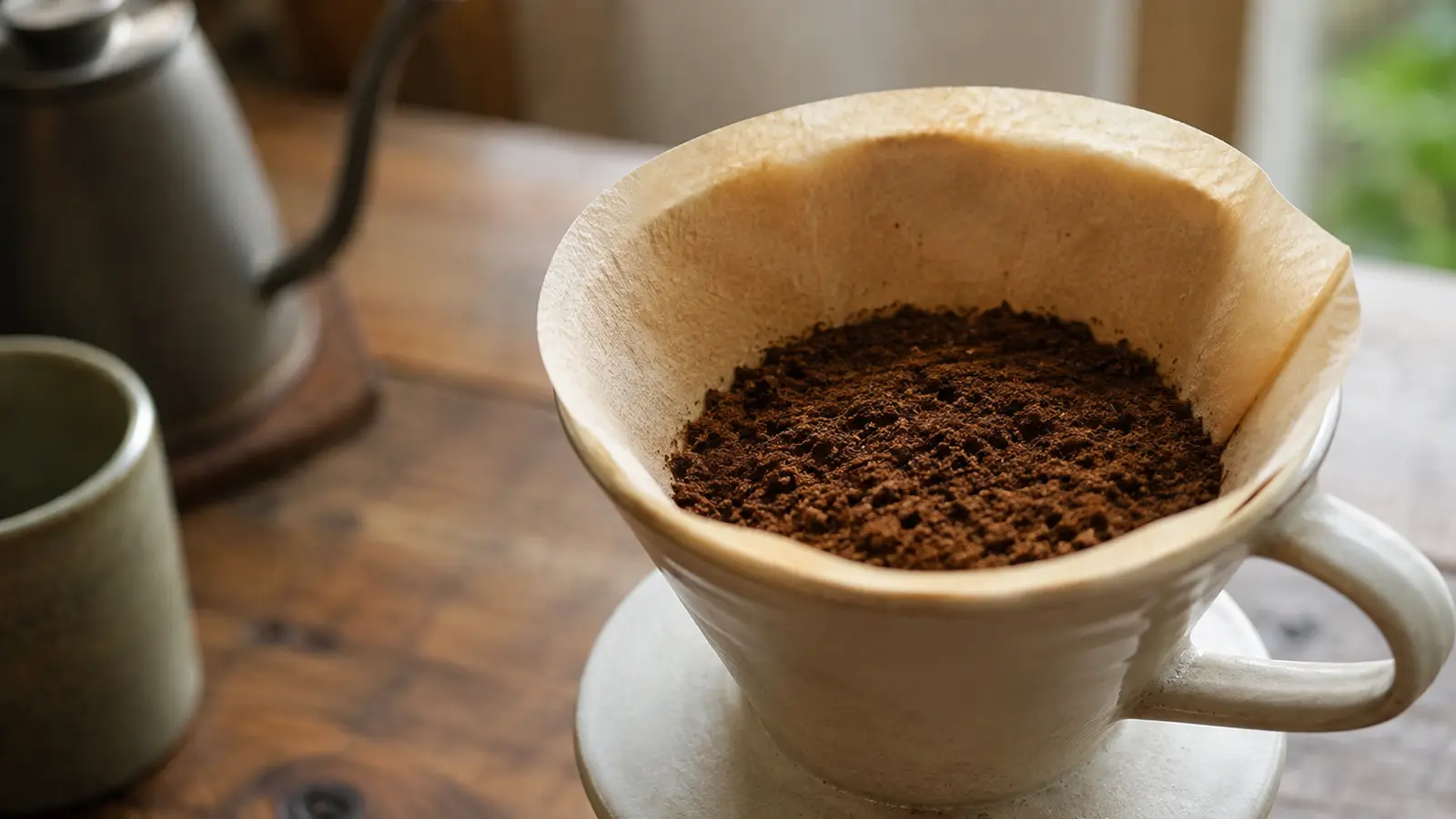 ドリッパーにペーパーフィルターとコーヒー粉を用意したところ
