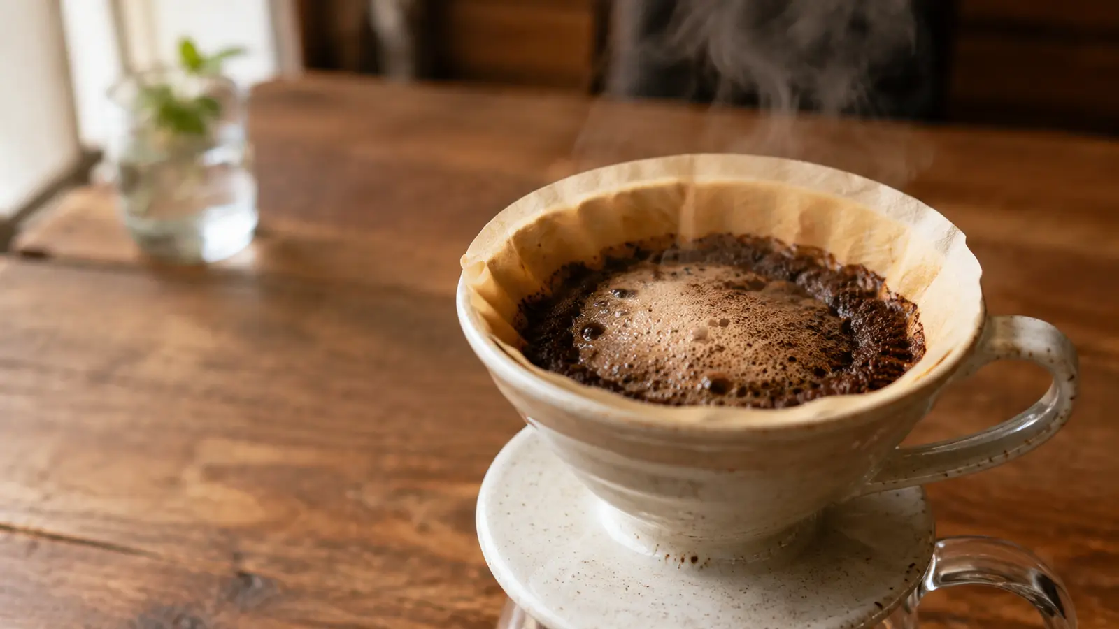 コーヒー粉へお湯を注ぎ、ふっくら蒸らしている様子